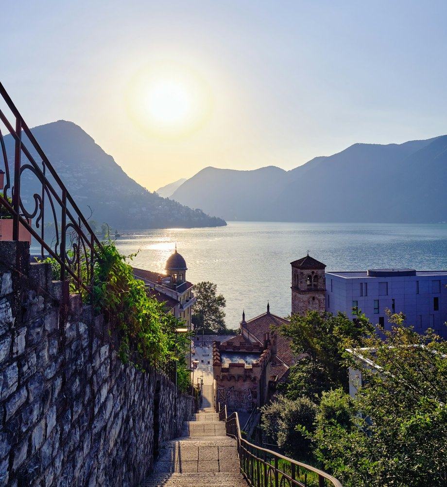 Il lago di Lugano al tramonto, visto dall'alto di una scalinata